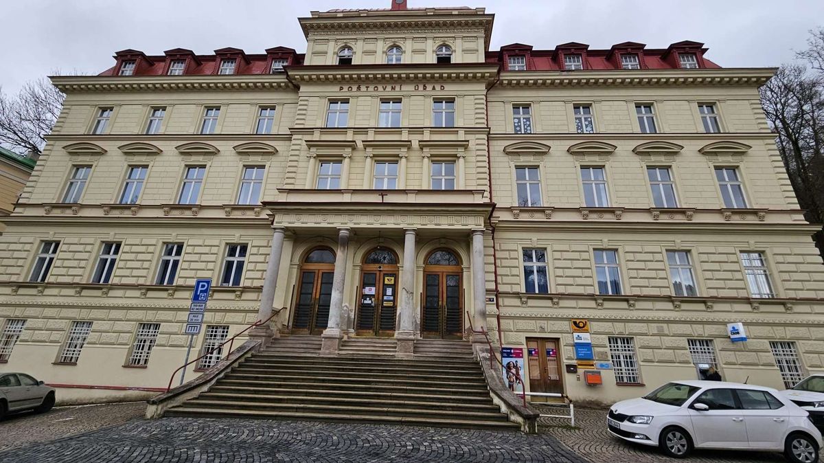 V Mariánských Lázních zůstane pošta se strmými schody. Ta bezbariérová se má zrušit
