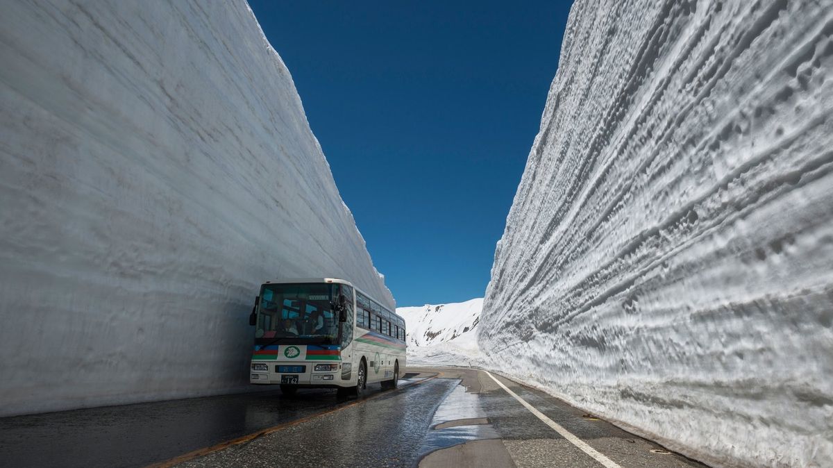 V Japonsku zpřístupnili unikátní sněhovou hradbu. Na výšku má až 20 metrů