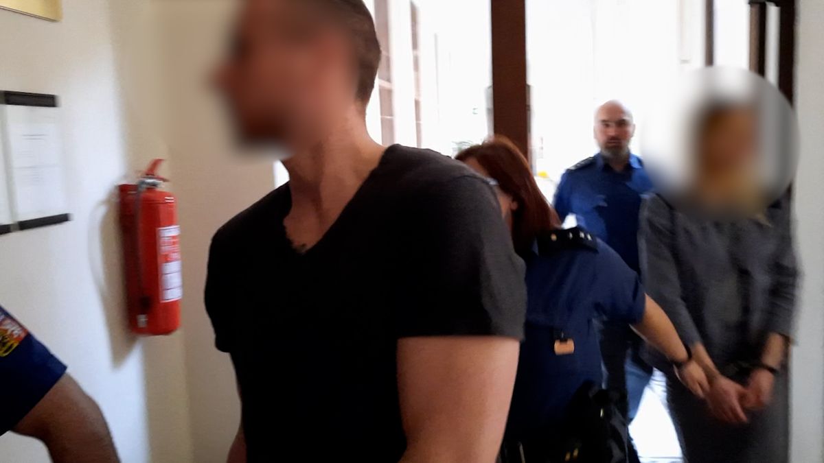 Před dětmi pili alkohol, drogovali a hádali se. Jdou do vězení