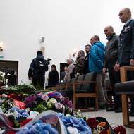 Lidé se klaní před rakví armádního generála