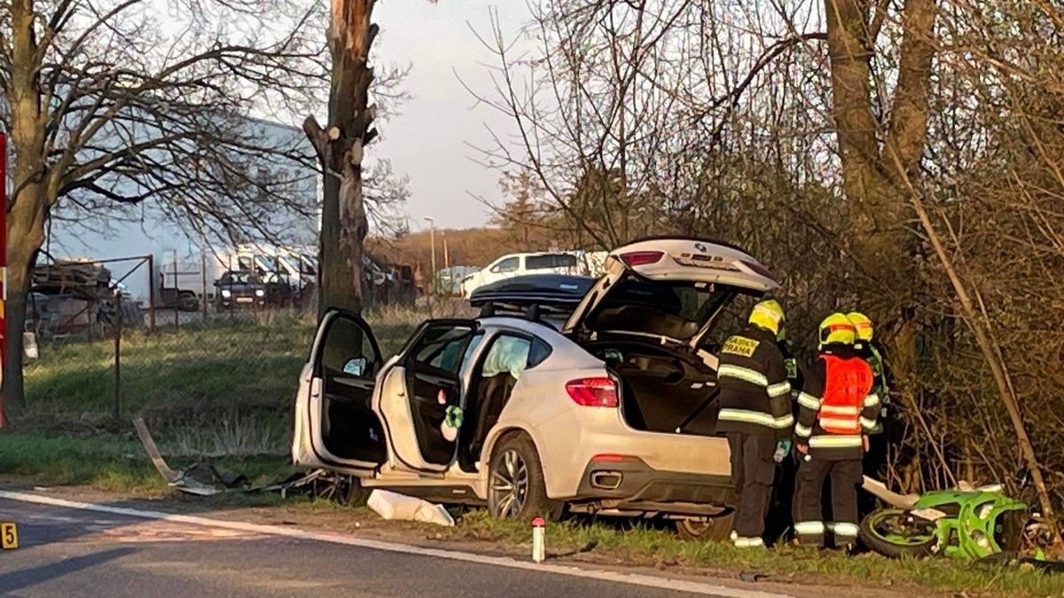 Motorkář v Praze zůstal zaklíněn pod autem, srážku nepřežil