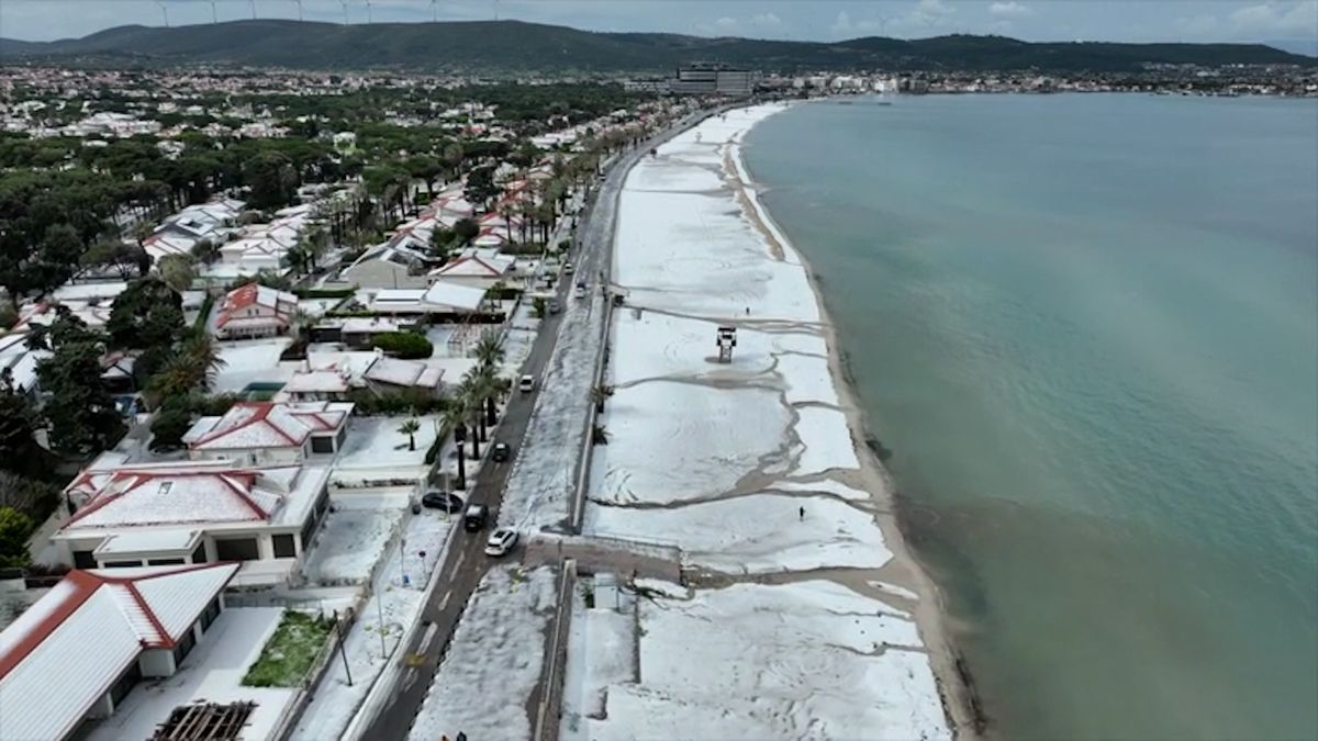 Zimní idyla v letním ráji. Turecké pláže pokryly kroupy