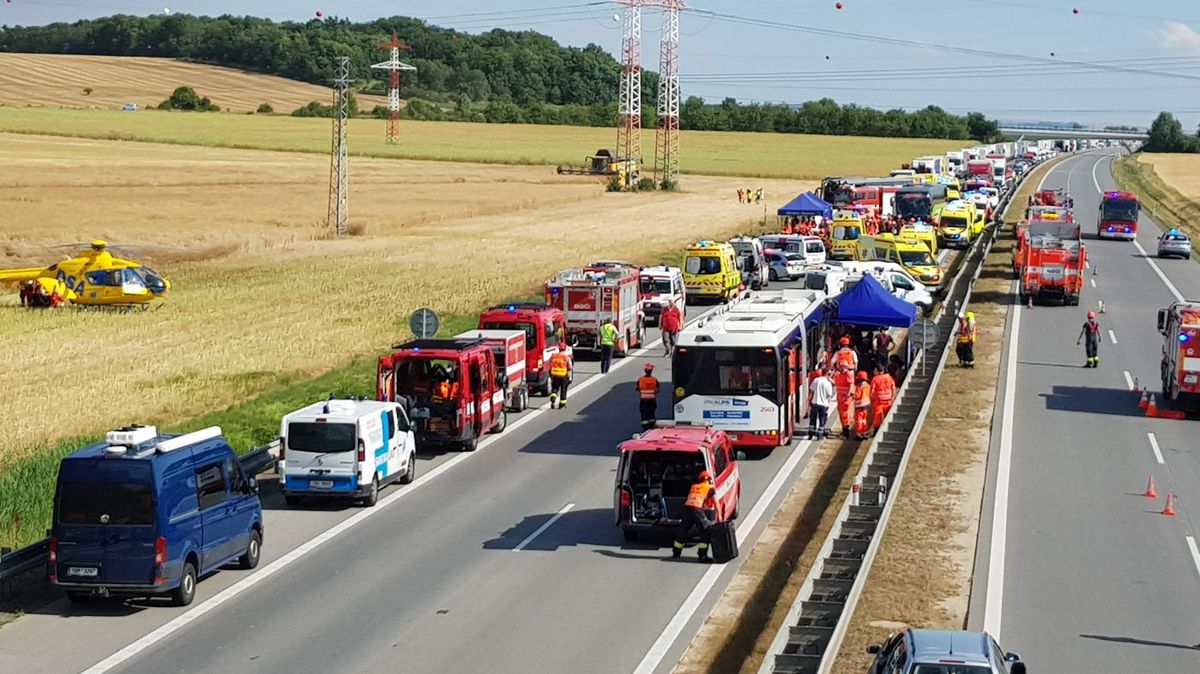 Tisková konference k nehodě autobusů na dálnici D2