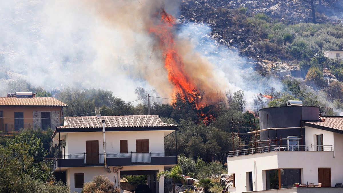  Letiště v Palermu na Sicílii uzavřeli kvůli požáru