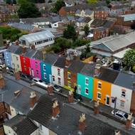 Nálada lidí v takto barevných ulicích je prý mnohem lepší.