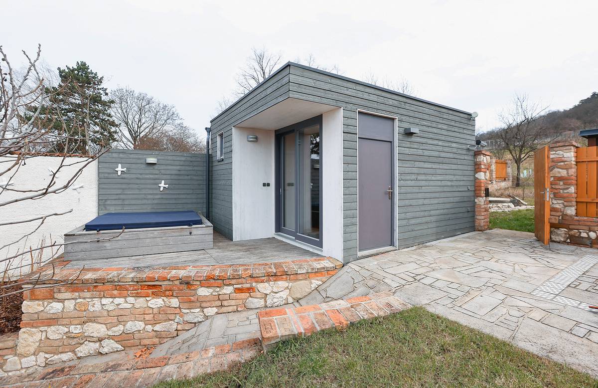 Soběstačný domek pro hosty s vždy připravenou vířivkou byl na místě poskládán za pár hodin.