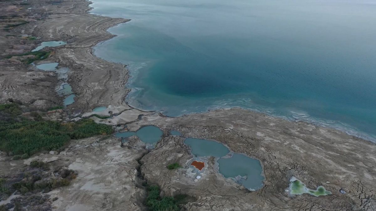 Mrtvé moře vysychá alarmujícím tempem. Záběry ukazují propadliny v půdě