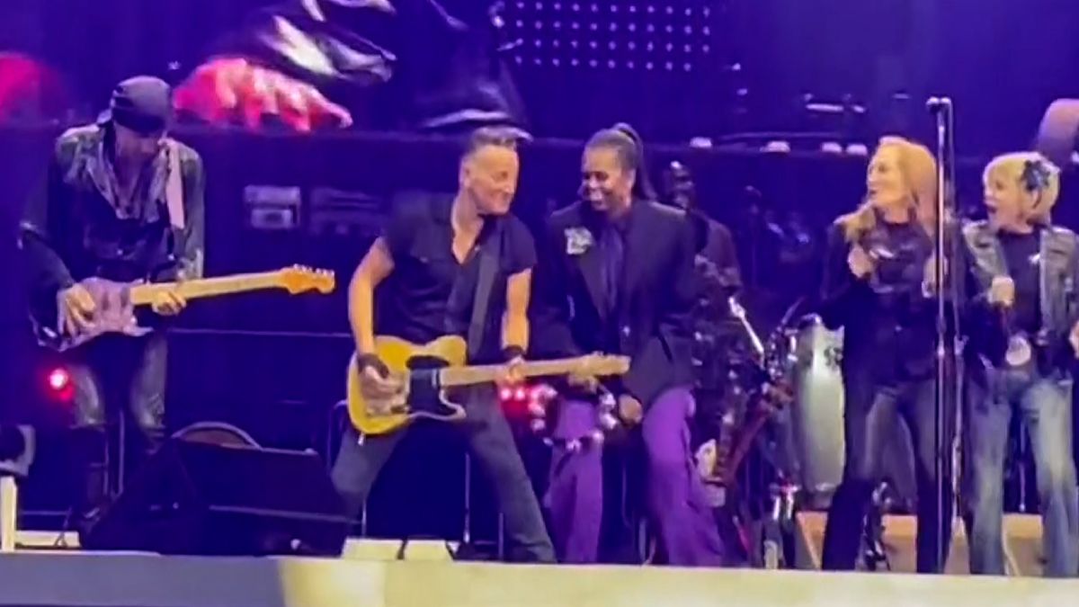 Bruce Springsteena na koncertě v Barceloně pěvecky doprovodila i Michelle Obamová