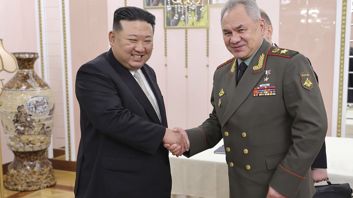 Kim se Šojguovi pochlubil zakázanými raketami. Od Putina dostal dopis