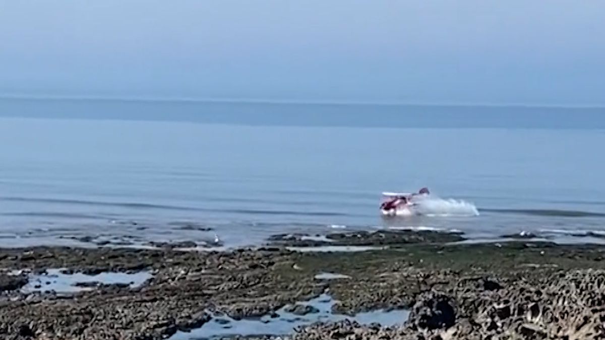 Pilot malého letadla jako zázrakem přežil pád do moře u pobřeží Walesu