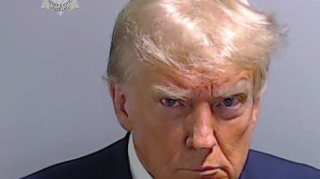 Trump se vydal úřadům ve státě Georgia, foto z věznice umístil na sociální síť