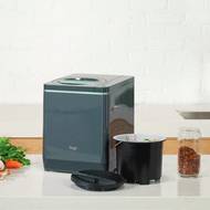 Elektrický kompostér The Food Cycler dokáže zpracovat organické zbytky potravin. Jeho provoz je tichý, má nízkou spotřebu energie a zápach eliminují dva uhlíkové filtry. Cena 12 490 Kč