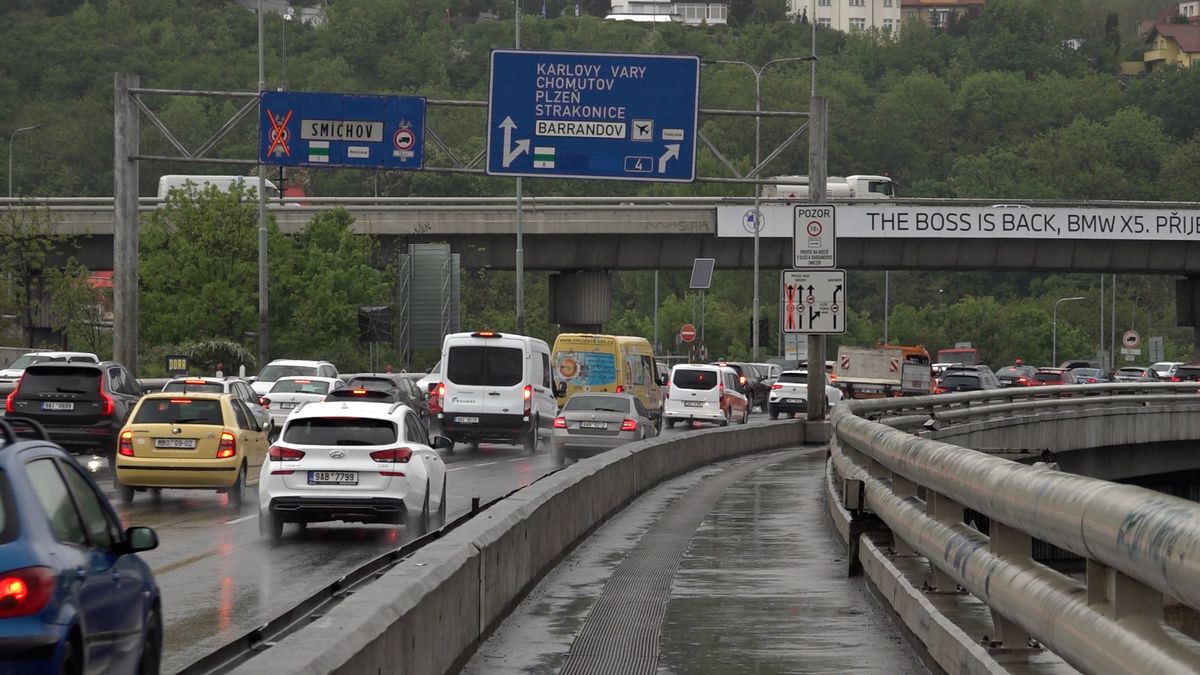 Pondělí, déšť a Barrandovský most paralyzovaly dopravu v Praze