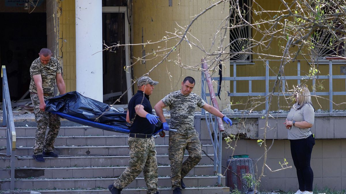 Trosky rakety v Kyjevě zabily tři lidi včetně dítěte, protože se nedostali do krytu. Možná byl zamčený