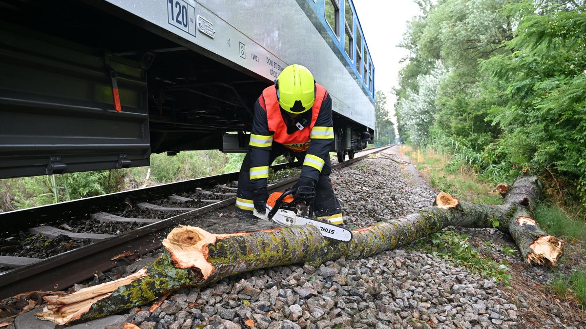 Mezi Smíchovem a Řeporyjemi narazil vlak do větví, vlaky stojí