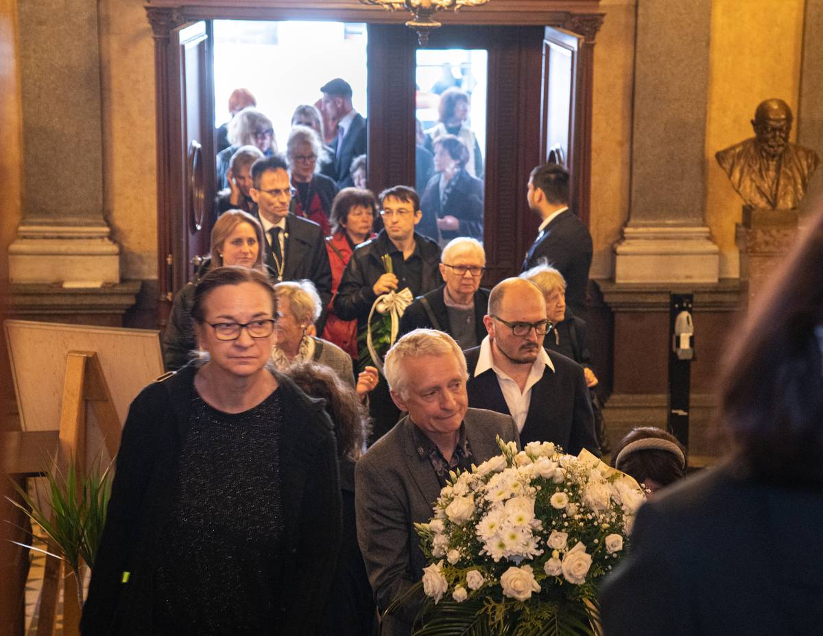 Veřejnost vchází do Národního divadla, kde poslední rozloučení proběhlo.