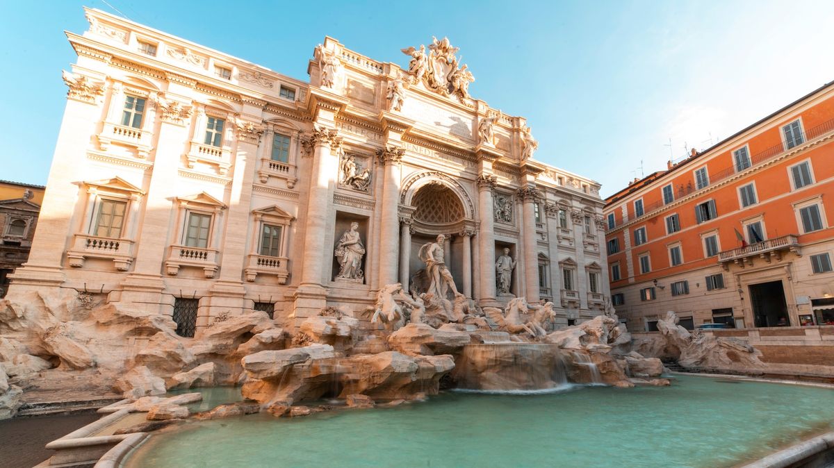 Roma sta valutando la possibilità di limitare l’accesso alla Fontana di Trevi a causa del gran numero di turisti che vi si tuffano