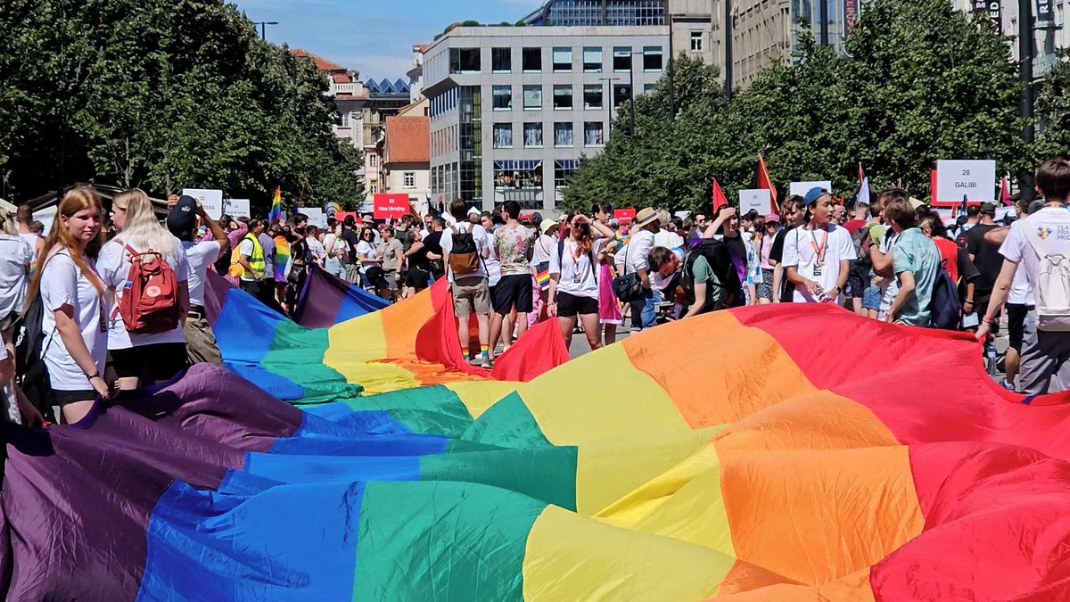 Prahou prochází průvod Prague Pride