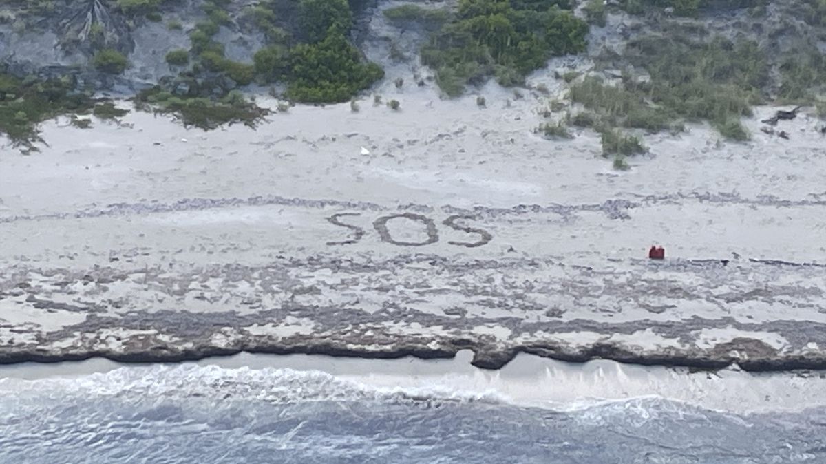 Vzkaz v písku a světlice zachránily trosečníkovi v Karibiku život