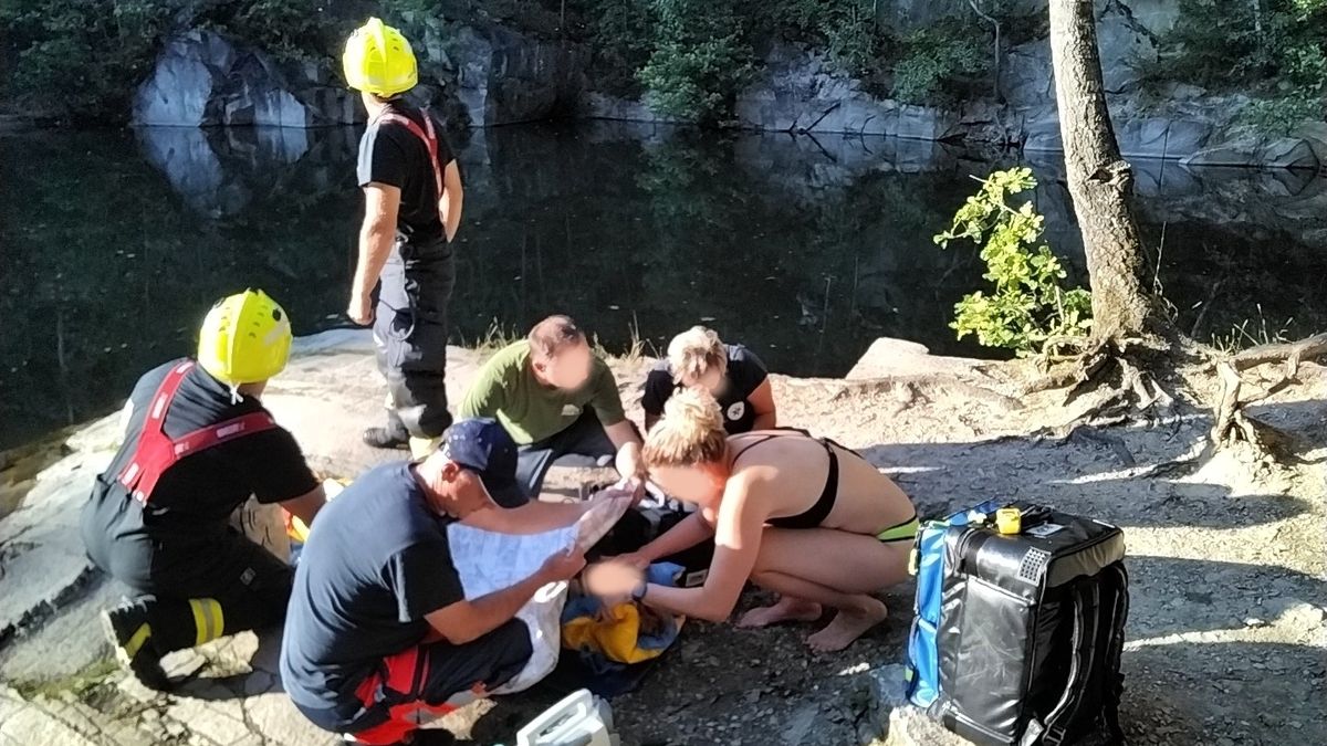 Turistka na Jesenicku skočila do vody z šestnáctimetrové skály. Letěl pro ni vrtulník