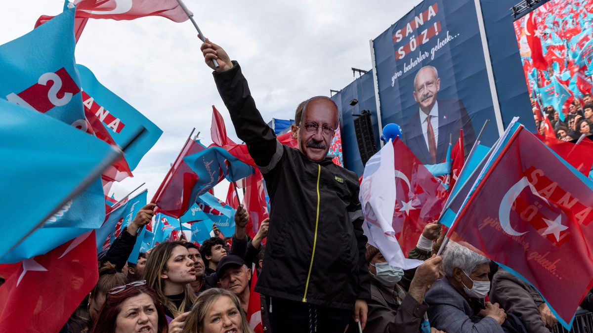 Erdogan ztrácí, průzkumy favorizují Kiliçdaroglua