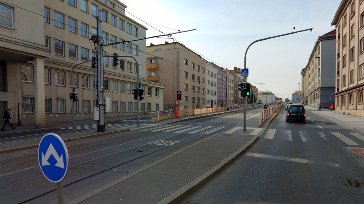 Muže srazila v Praze tramvaj, na místě zemřel