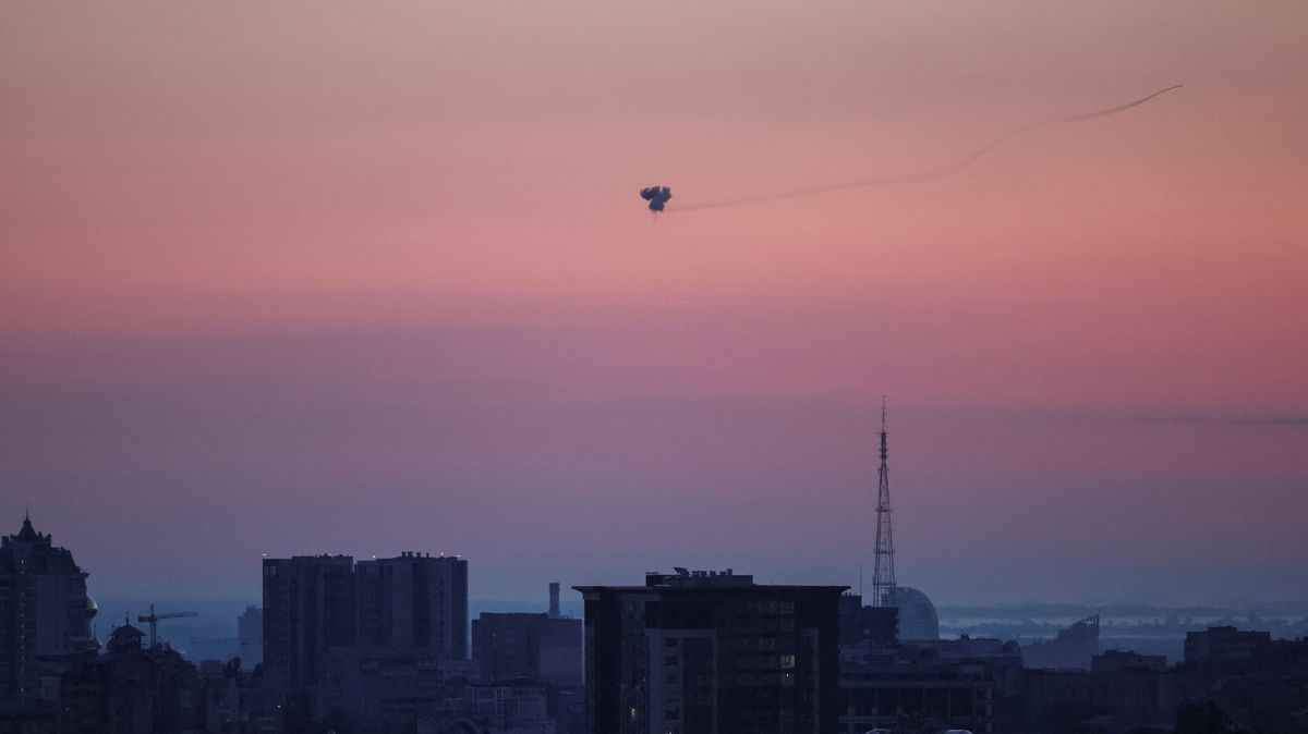 Putinův dárek ke Dni Kyjeva. Na město letělo přes 40 dronů