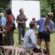 Natáčení filmu Jiřího Mádla Vlna. Na snímku Vojtěch Vodochodský právě prochází úpravou účesu.