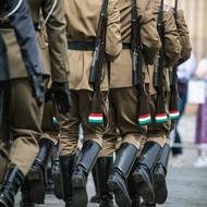 Maďarská čestná stráž byla snadno rozpoznatelná díky trikolóře na zbraních