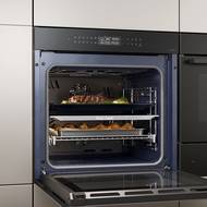 Komu nevyhovuje klasická stříbrná barva nerezového povrchu, může volit i spotřediče ve velmi elegantní černé variantě.