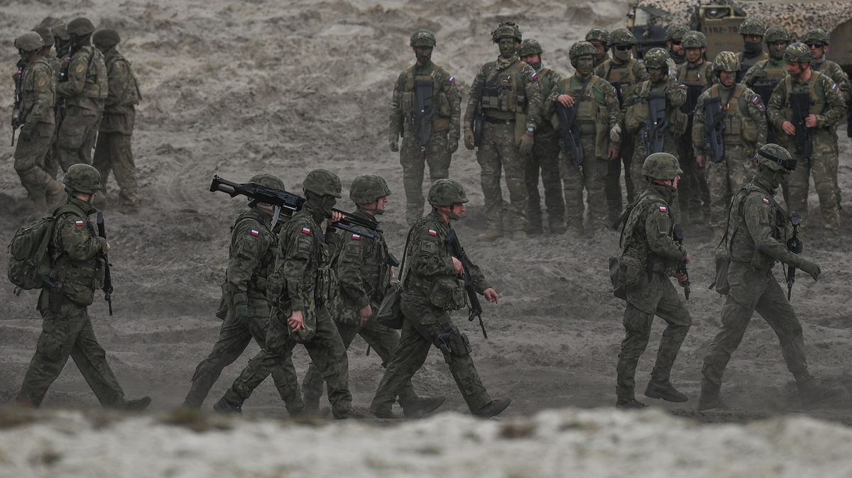 Polsko přesouvá vojáky k hranicím s Běloruskem