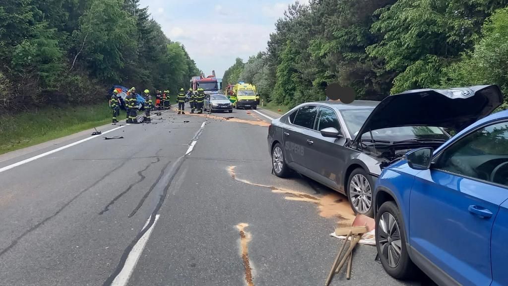 Tragická nehoda tří aut a kamionu u Svitav, tři mrtví