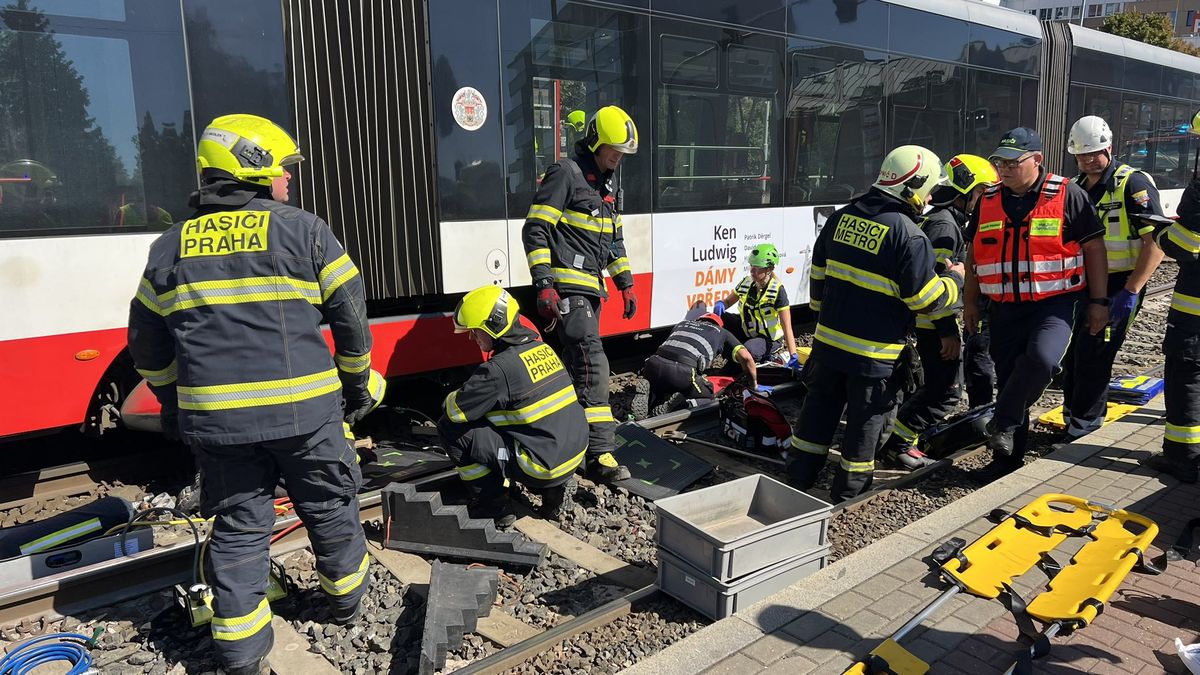 Tramvaj v Praze srazila muže, zůstal pod ní zaklíněný