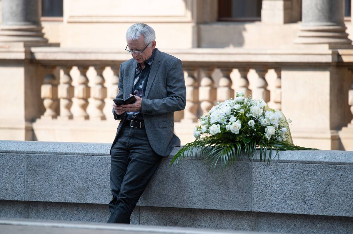 „Ona byla úžasná, její vyprávění bylo skvělé,“ zmiňuje Martin Zikmunda, který přišel položit kytici za Kühnův dětský sbor. On sám se s Červenou několikrát setkal a rád na ni vzpomíná.