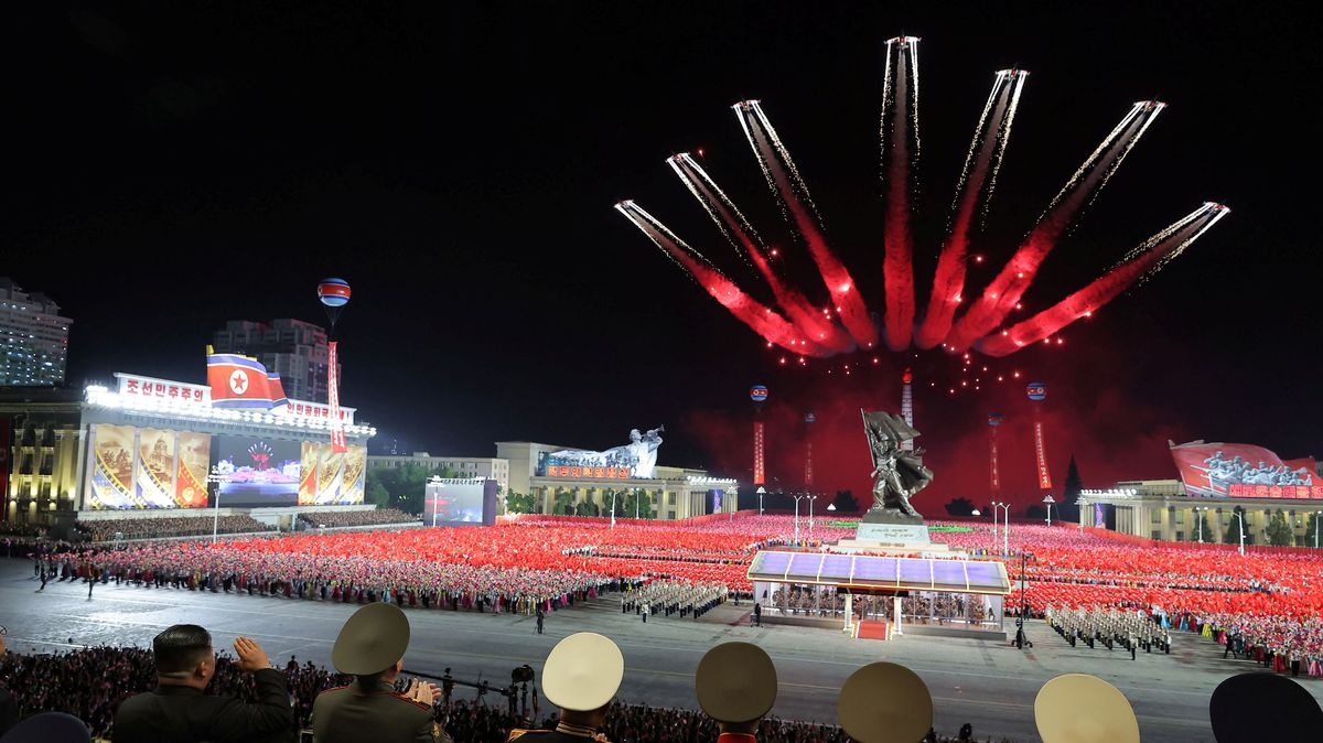 FOTO: Severní Korea předváděla zbraně při oslavách 70. výročí konce korejské války