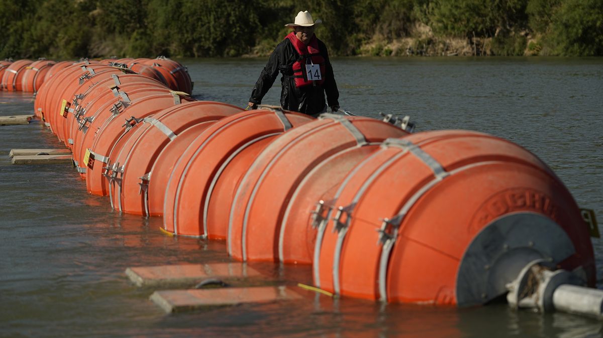 Plovoucí bariéra proti migrantům musí z Rio Grande zmizet, nařídil Texasu soud