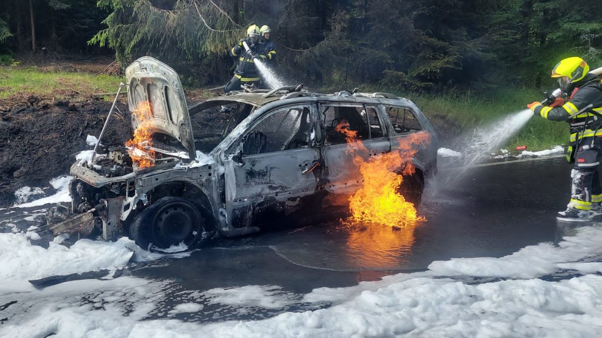 Na horské silnici na Karlovarsku začalo hořet auto, chytil i okolní porost