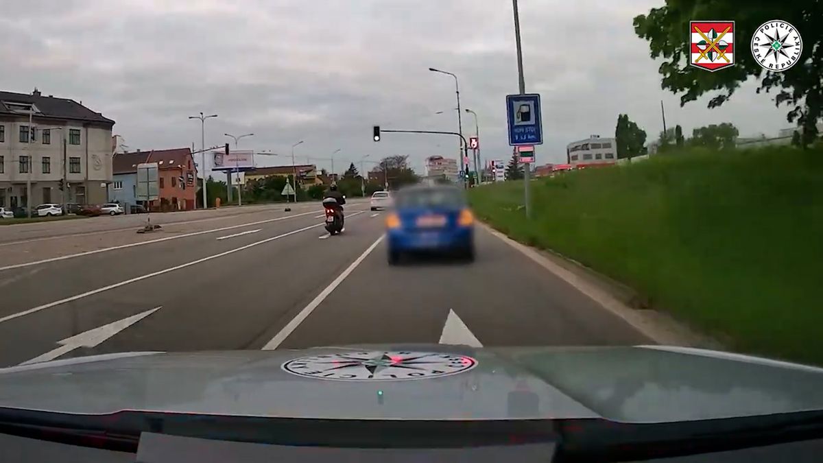 Pospíchám, uhni! Bezohledný řidič se lepil v Brně zezadu na auta, policisty přehlédl