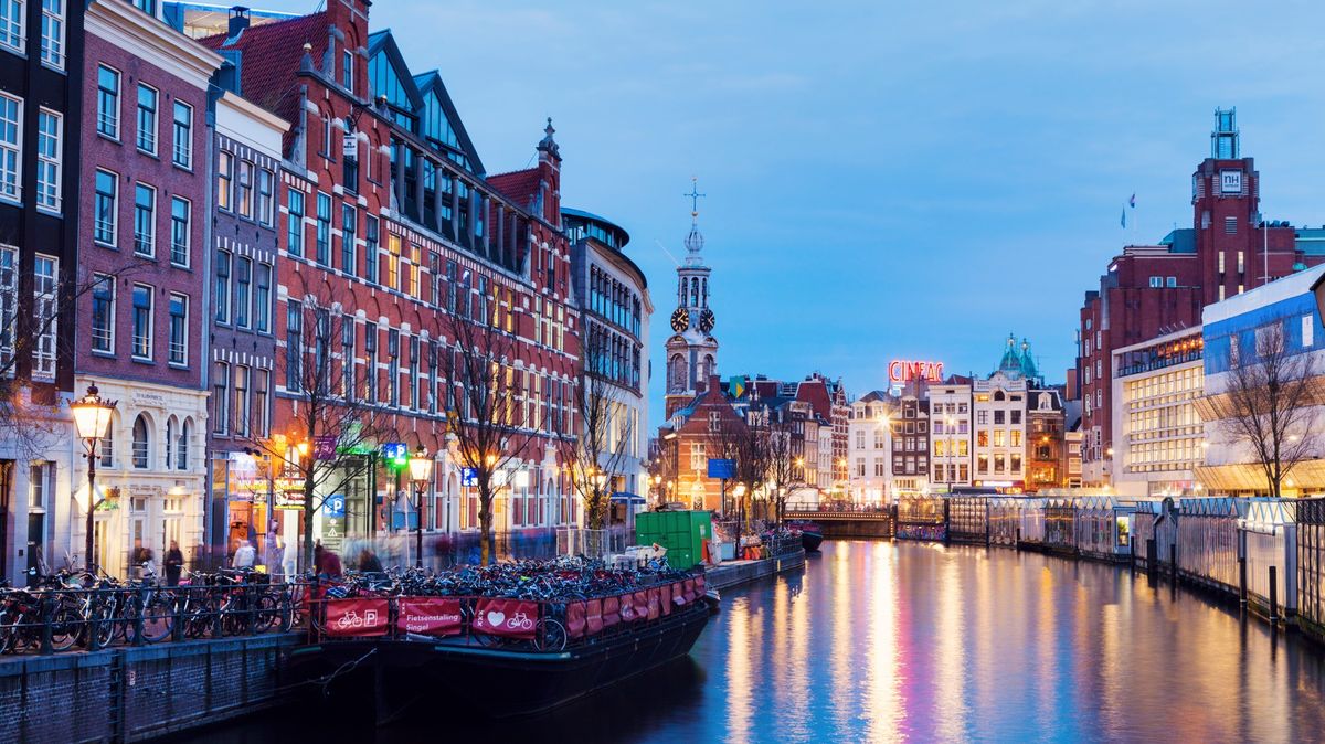 Amsterdam válčí s neslušnými turisty. Žijí tu lidé, připomínají jim místní