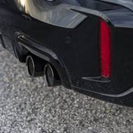 Laděný výfukový systém doplňuje generátor zvuku v kabině.