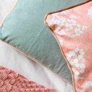 Dekorativní polštáře v pastelových odstínech slaďte s plédy a přehozy ve stejném tónu.