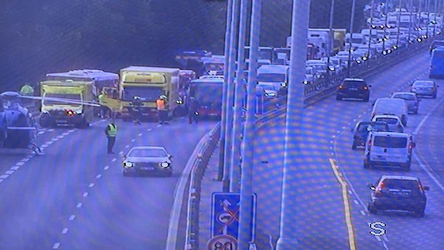 Srážka auta a autobusu MHD uzavřela Strakonickou ulici v Praze. Přistával i vrtulník