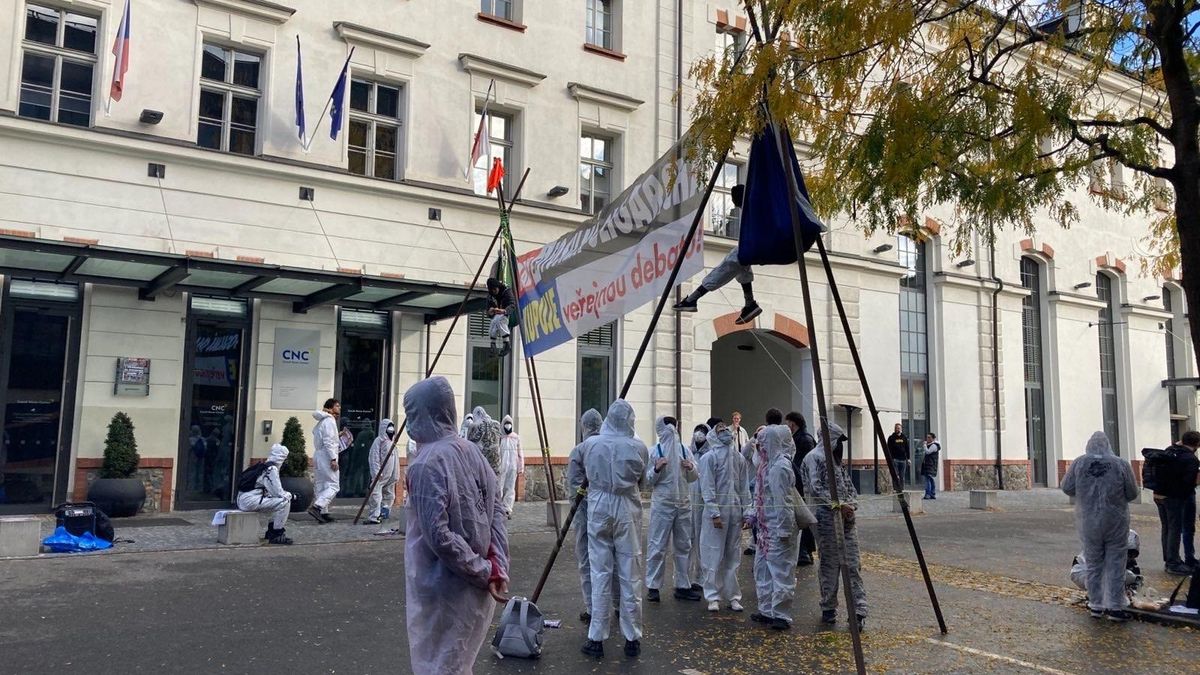 Křetínskému se k vydavatelství CNC v Praze přilepili klimatičtí extremisté