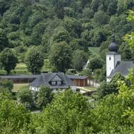 Pohled z kopce prozrazuje začlenění stavby do půvabného okolí.