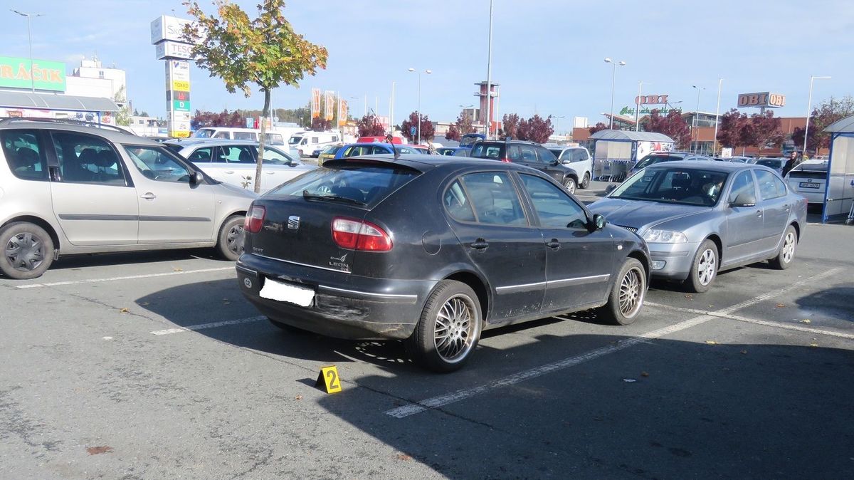Opilý řidič, který měl přes tři promile, naboural auta v Klatovech
