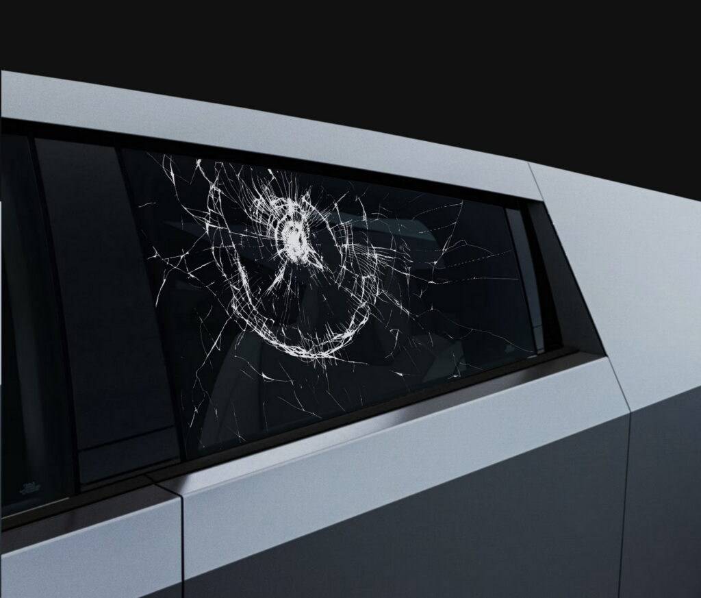 Příslušenství k Tesle Cybertruck zahrnuje imitaci roztříštěného skla.