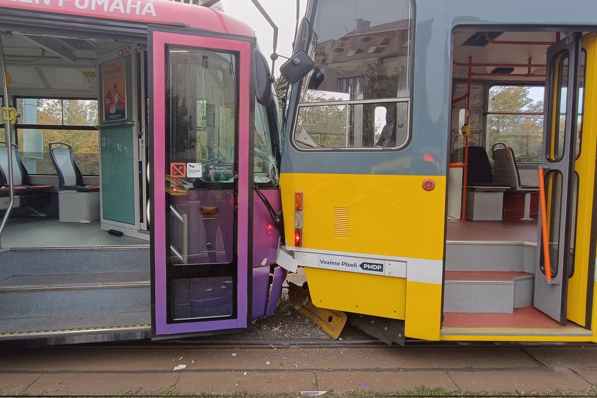 Srážka tramvají v Plzni, při které se zranily desítky lidí, bude mít zřejmě soudní dohru 