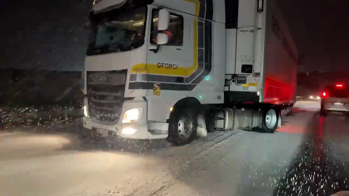 Příval sněhu komplikuje dopravu, velké problémy v okolí Prahy