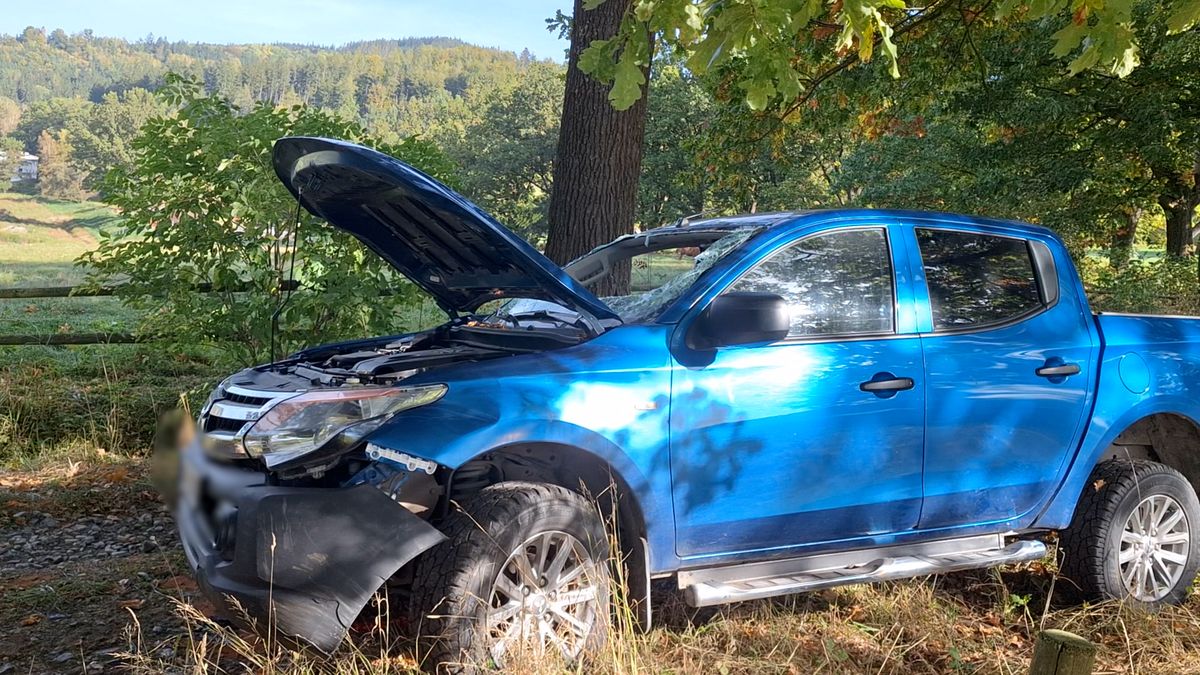 Terénní auto po nárazech do stromů skončilo na boku, nepřipoutaný řidič zemřel