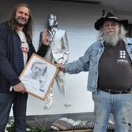 Odhalení pietního místa Václava Havla v Trutnově.  Vlevo Martin Věchet, vpravo František Stárek zvaný Čuňas